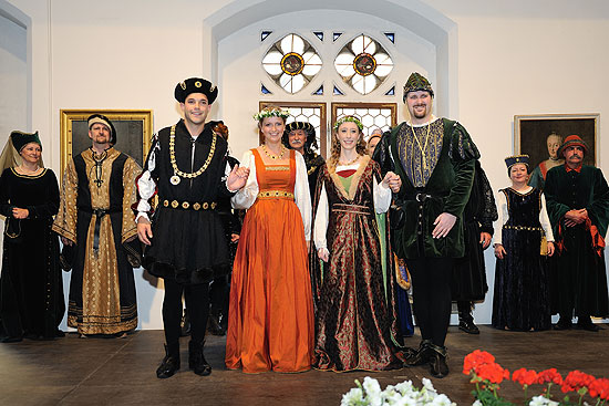 2015: Daniel  Edenhofer als Herzog Albrecht, Anna Lummer als Angnes Bernauer (oranges Kleid), (©Foto: Jürgen Sperl)